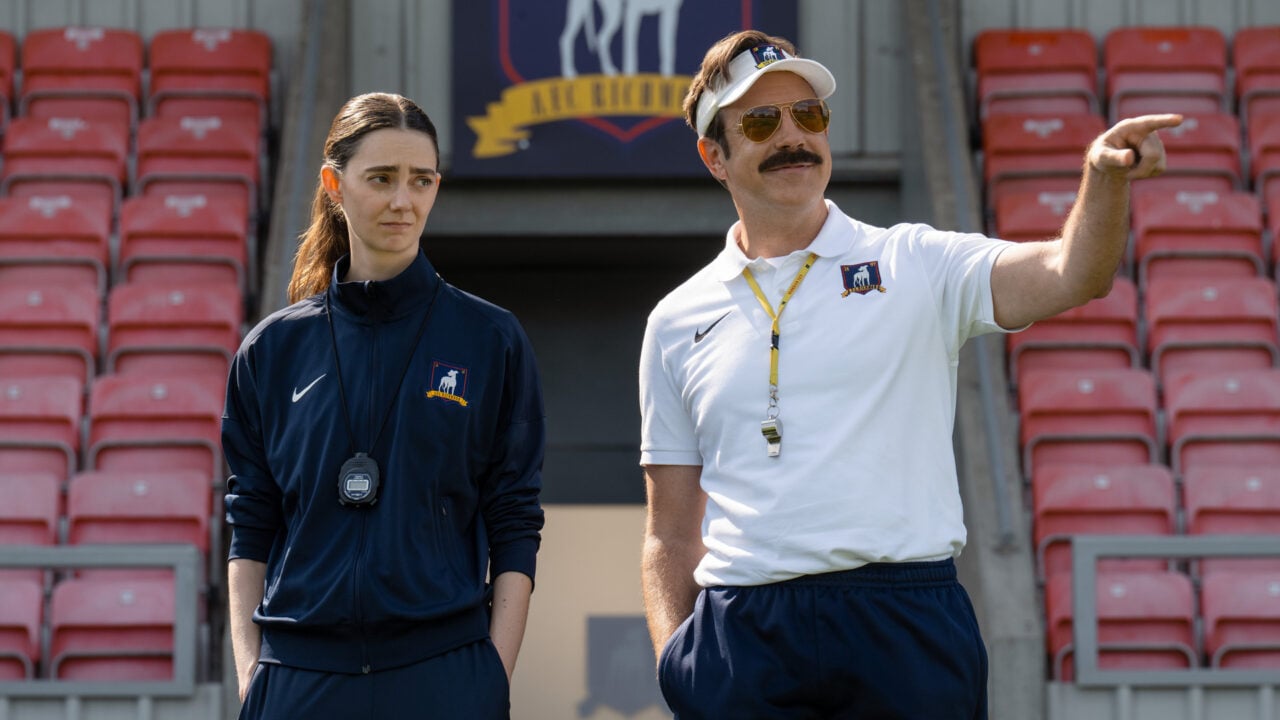 Ted Lasso im leeren Stadion des AFC Richmond neben einer Trainerin, während Apple über Ted Lasso Staffel 5 noch nicht entschieden hat