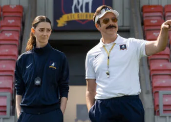 Ted Lasso im leeren Stadion des AFC Richmond neben einer Trainerin, während Apple über Ted Lasso Staffel 5 noch nicht entschieden hat