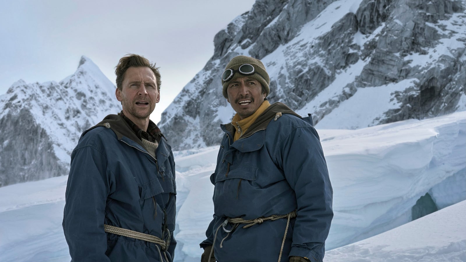Zwei angeseilte Bergsteiger vor verschneiten Gipfeln, das Everest-Drama Tenzing läuft im Herbst 2026 bei Apple TV