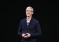 Tim Cook an seinem letzten Tag als Apple-CEO bei einem Auftritt auf einer Apple-Bühne