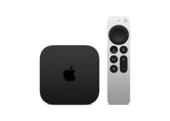 Apple TV 4K mit Siri Remote vor weißem Hintergrund, Gerät für tvOS 27 mit Siri AI
