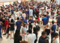 Kunden drängen sich in einem Apple Store, während der US-Smartphone-Markt im zweiten Quartal fünf Prozent Absatz verloren hat