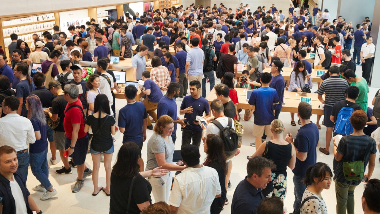 Kunden drängen sich in einem Apple Store, während der US-Smartphone-Markt im zweiten Quartal fünf Prozent Absatz verloren hat