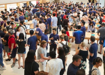 Kunden drängen sich in einem Apple Store, während der US-Smartphone-Markt im zweiten Quartal fünf Prozent Absatz verloren hat