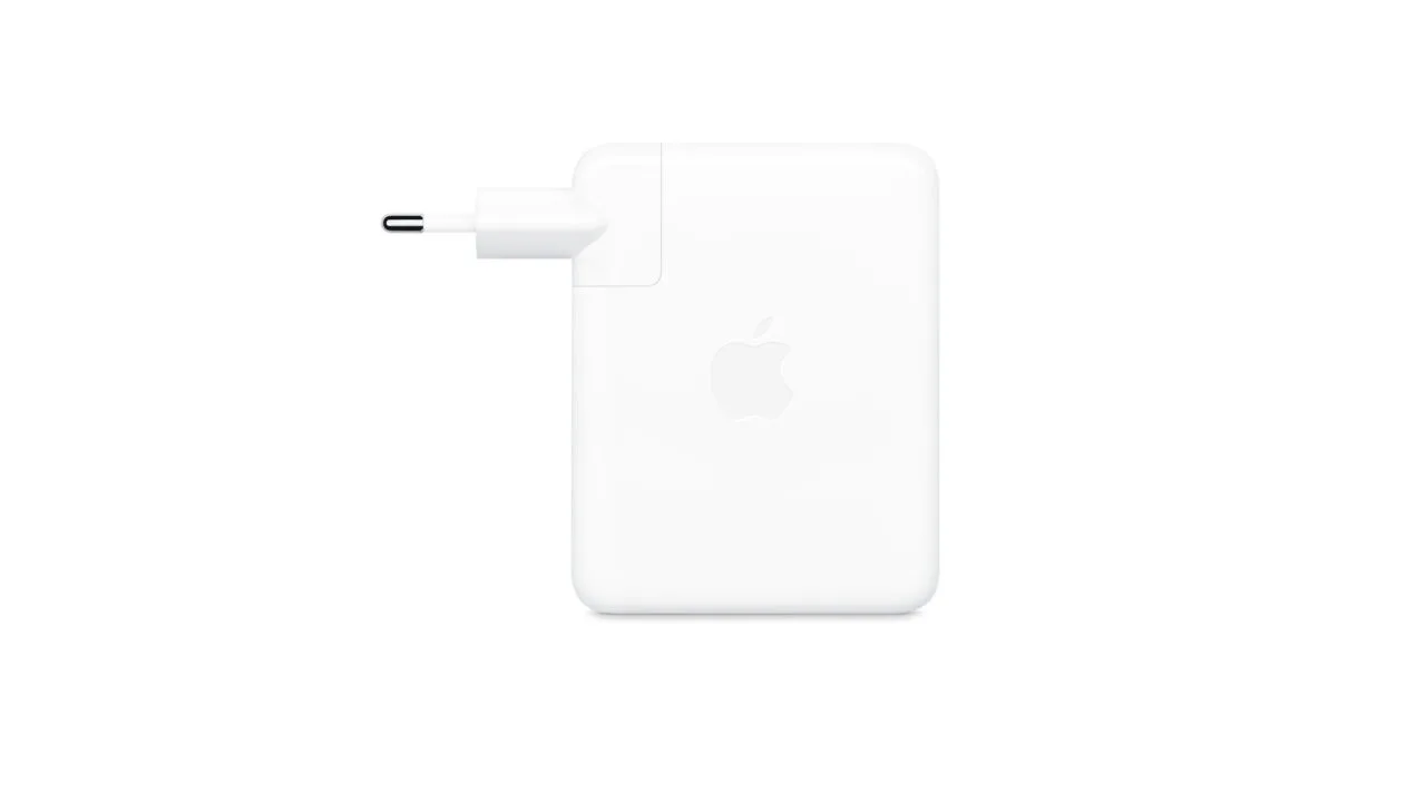 Apples 140W USB-C Power Adapter mit Eurostecker, für den Apple die Firmware 1.4.90 verteilt