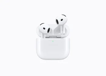 AirPods 5 im geöffneten Ladecase mit grüner Ladeanzeige vor hellem Hintergrund