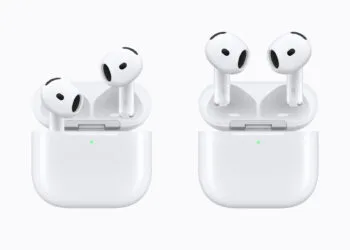 AirPods 5 vs AirPods 4 nebeneinander, beide im geöffneten Ladecase