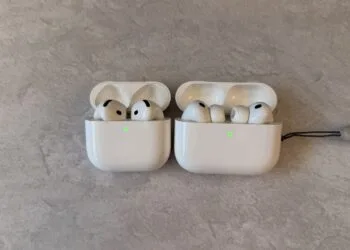 Zwei geöffnete AirPods-Ladecases nebeneinander: links AirPods ohne Silikonaufsätze, rechts AirPods Pro mit Silikonaufsätzen