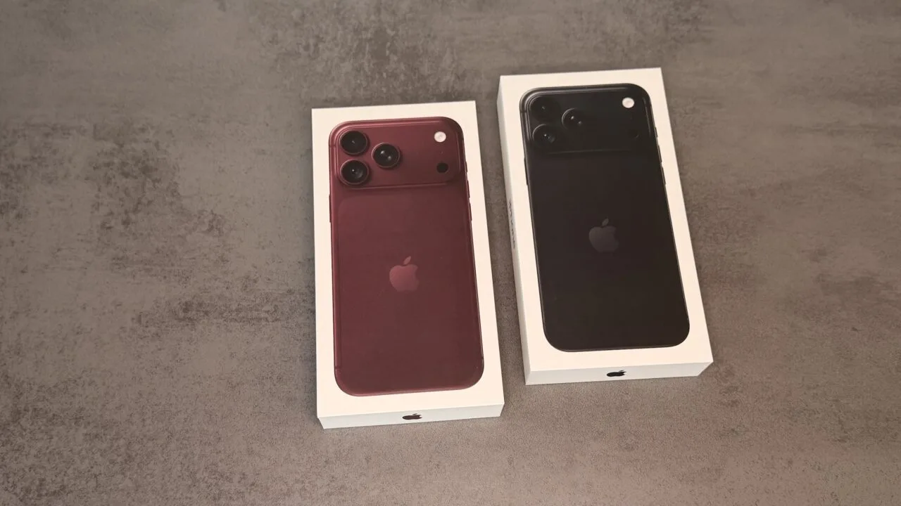 Zwei originalverpackte iPhone 18 Pro Max in Burgunderrot und Schwarz nebeneinander auf grauem Steinuntergrund – Symbol für die Nachfrage, auf die sich das neue Kursziel für die Apple-Aktie stützt