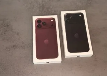 Zwei originalverpackte iPhone 18 Pro Max in Burgunderrot und Schwarz nebeneinander auf grauem Steinuntergrund – Symbol für die Nachfrage, auf die sich das neue Kursziel für die Apple-Aktie stützt