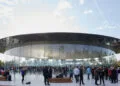Publikum vor dem gläsernen Steve Jobs Theater auf dem Apple Park; das iPhone 18 Pro Event lässt sich weltweit live schauen