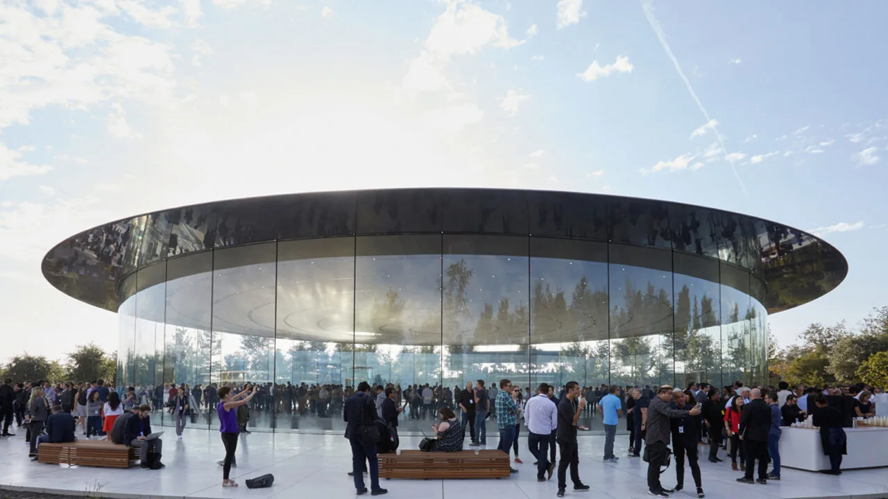 Publikum vor dem gläsernen Steve Jobs Theater auf dem Apple Park; das iPhone 18 Pro Event lässt sich weltweit live schauen