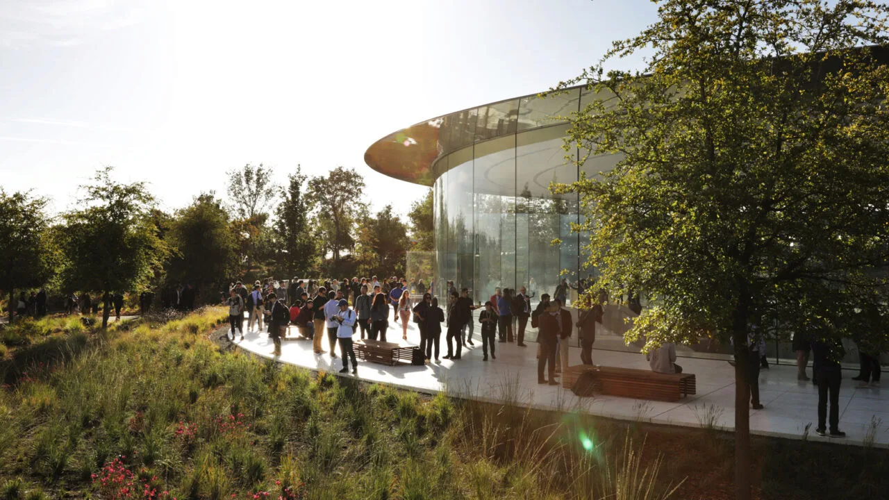 Apple Event: Gäste vor dem Steve Jobs Theater im Apple Park