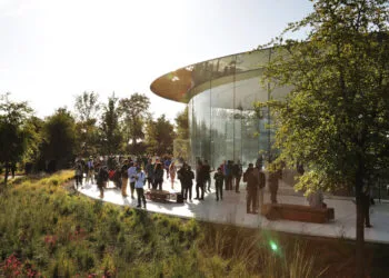 Apple Event: Gäste vor dem Steve Jobs Theater im Apple Park