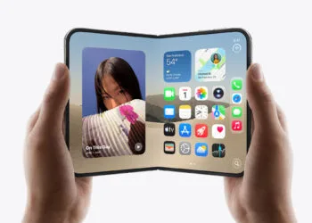 Apple Event im Überblick: geöffnetes iPhone Duo in zwei Händen mit Homescreen auf dem inneren Display