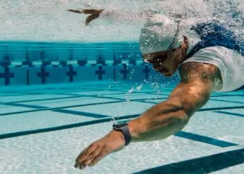 Apple Fitness-Tracker ohne Display: Schwimmer trägt eine Apple Watch beim Bahnentraining