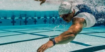Apple Fitness-Tracker ohne Display: Schwimmer trägt eine Apple Watch beim Bahnentraining