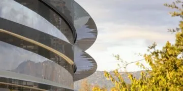 Geschwungene Glasfassade des Apple Park mit mehreren Vordächern vor Bäumen und Hügeln – Hauptsitz von Apple, KI-Agenten sieht die Bank of America als Risiko für das Dienstegeschäft