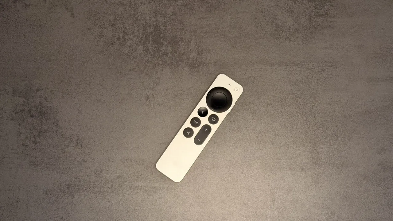 Neues Apple TV 4K: silberne Siri Remote liegt diagonal auf einer grauen Steinfläche