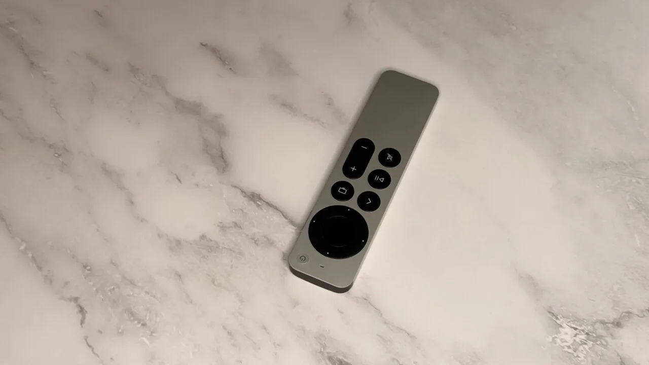 Siri Remote des Apple TV 4K schräg liegend auf einer hellen Marmorplatte