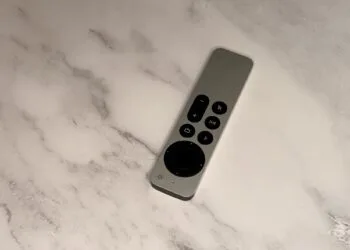 Siri Remote des Apple TV 4K schräg liegend auf einer hellen Marmorplatte