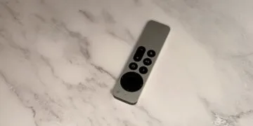 Siri Remote des Apple TV 4K schräg liegend auf einer hellen Marmorplatte
