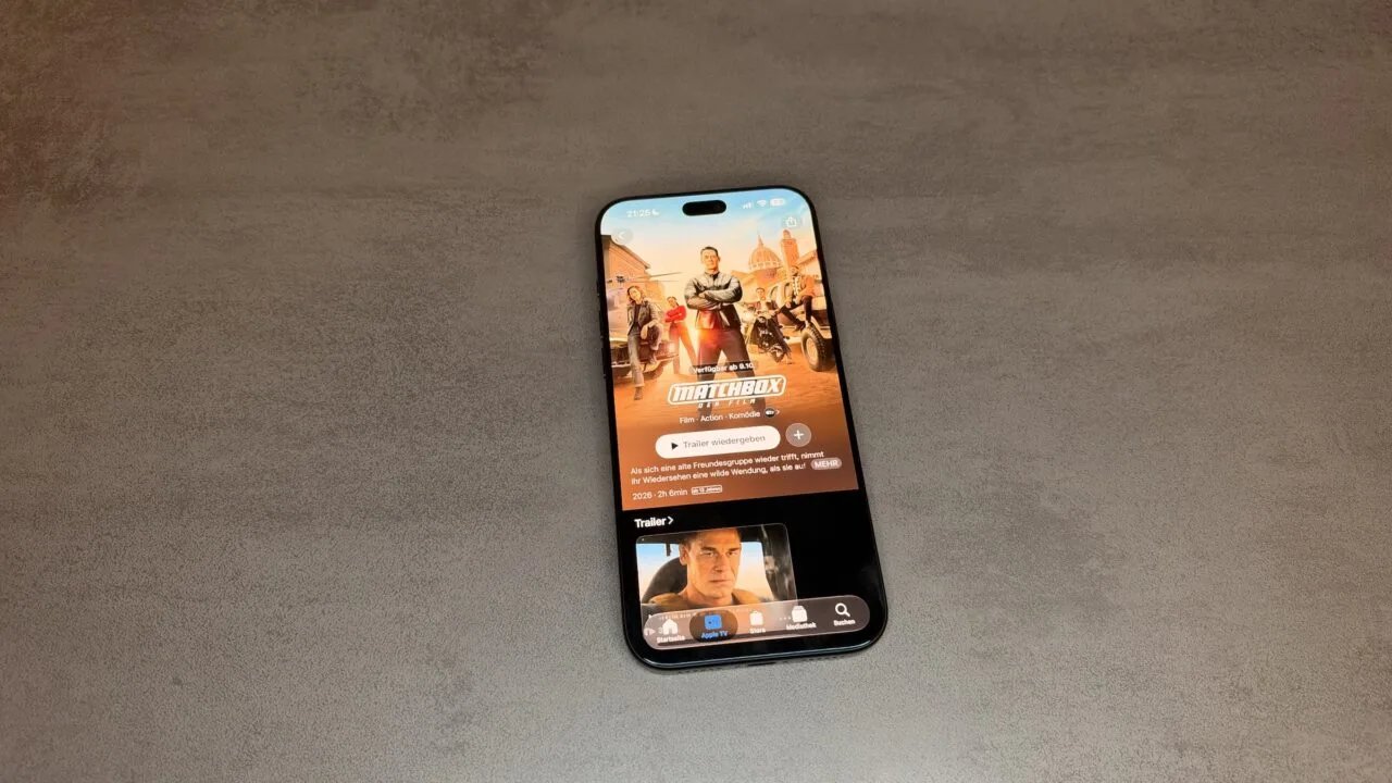 Apple TV Oktober 2026: iPhone auf grauer Steinoberfläche zeigt die Seite von Matchbox – Der Film in der Apple-TV-App mit dem Hinweis verfügbar ab 9.10.