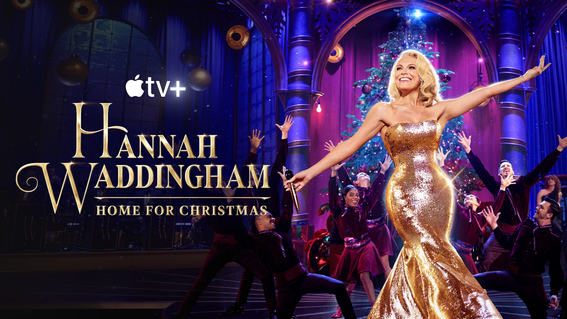 Key-Art zu Hannah Waddingham: Home for Christmas mit der Sängerin im goldenen Kleid vor Weihnachtsbaum und Tänzern, Musik-Special bei Apple TV