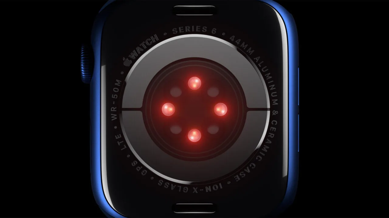 Apple Sonera Übernahme: Sensoreinheit auf der Rückseite einer Apple Watch Series 6 mit rot leuchtenden Dioden
