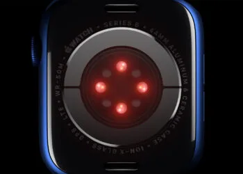Apple Sonera Übernahme: Sensoreinheit auf der Rückseite einer Apple Watch Series 6 mit rot leuchtenden Dioden