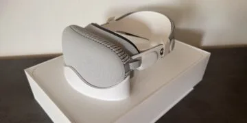 Apple Vision Pro Nachfolger: die aktuelle Vision Pro mit grauer Stoffabdeckung und Kopfband, aufgestellt auf ihrer weißen Verpackung
