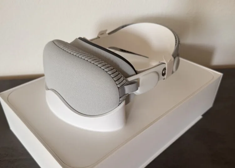 Apple Vision Pro Nachfolger: die aktuelle Vision Pro mit grauer Stoffabdeckung und Kopfband, aufgestellt auf ihrer weißen Verpackung