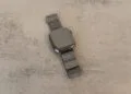 Apple Watch mit Milanaise-Armband auf heller Steinfläche, Bezug zu den Code-Funden für die Apple Watch Series 12