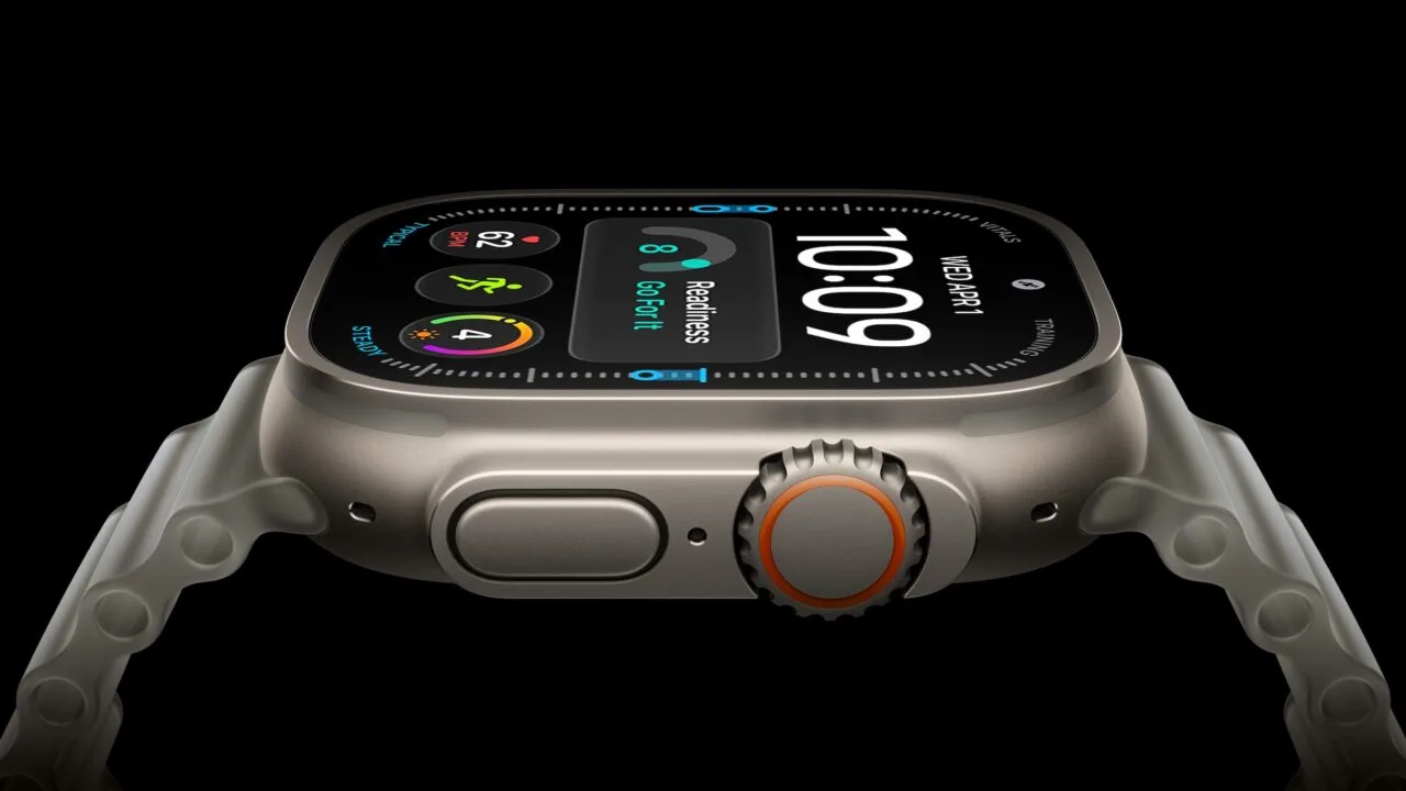 Apple Watch Ultra 4, eines der Modelle mit gemeldeten Apple Watch Neustarts, in der Seitenansicht mit Digital Crown und Seitentaste vor schwarzem Hintergrund