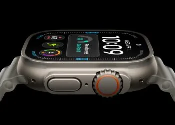 Apple Watch Ultra 4, eines der Modelle mit gemeldeten Apple Watch Neustarts, in der Seitenansicht mit Digital Crown und Seitentaste vor schwarzem Hintergrund