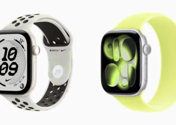 Apple Watch Series 12 vs Series 11 nebeneinander, links Keramikgehäuse in Perlweiß, rechts Aluminiumgehäuse in Silber