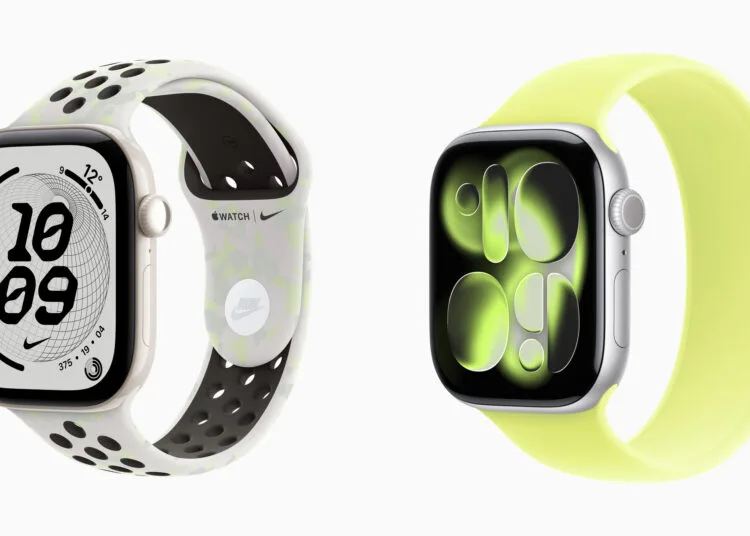 Apple Watch Series 12 vs Series 11 nebeneinander, links Keramikgehäuse in Perlweiß, rechts Aluminiumgehäuse in Silber