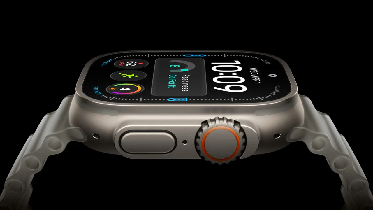 Apple Watch Ultra 4 im Titangehäuse von der Seite, auf dem Zifferblatt der Tagesformwert und die Herzfrequenz