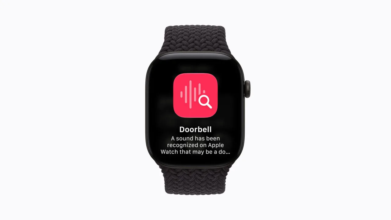 Audio Intelligence auf der Apple Watch: Uhr mit schwarzem Flechtarmband zeigt eine Mitteilung zu einem erkannten Geräusch