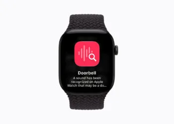 Audio Intelligence auf der Apple Watch: Uhr mit schwarzem Flechtarmband zeigt eine Mitteilung zu einem erkannten Geräusch