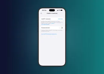 iPhone mit der Einstellungsseite der ChatGPT-Erweiterung, auf der ChatGPT in Apple Intelligence noch eingerichtet werden muss