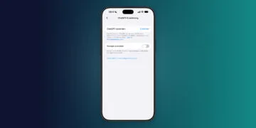 iPhone mit der Einstellungsseite der ChatGPT-Erweiterung, auf der ChatGPT in Apple Intelligence noch eingerichtet werden muss
