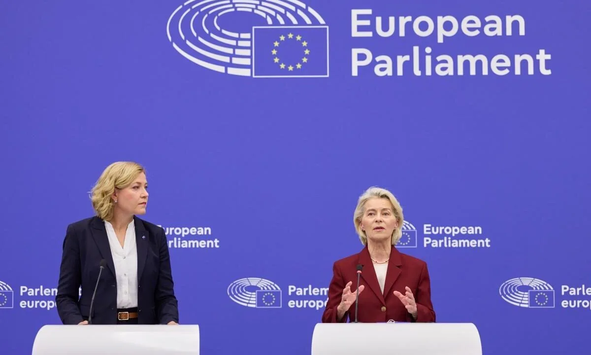 Henna Virkkunen und Ursula von der Leyen stellen den EU KIDS Act auf einer Pressekonferenz im Europäischen Parlament vor