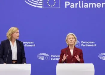 Henna Virkkunen und Ursula von der Leyen stellen den EU KIDS Act auf einer Pressekonferenz im Europäischen Parlament vor