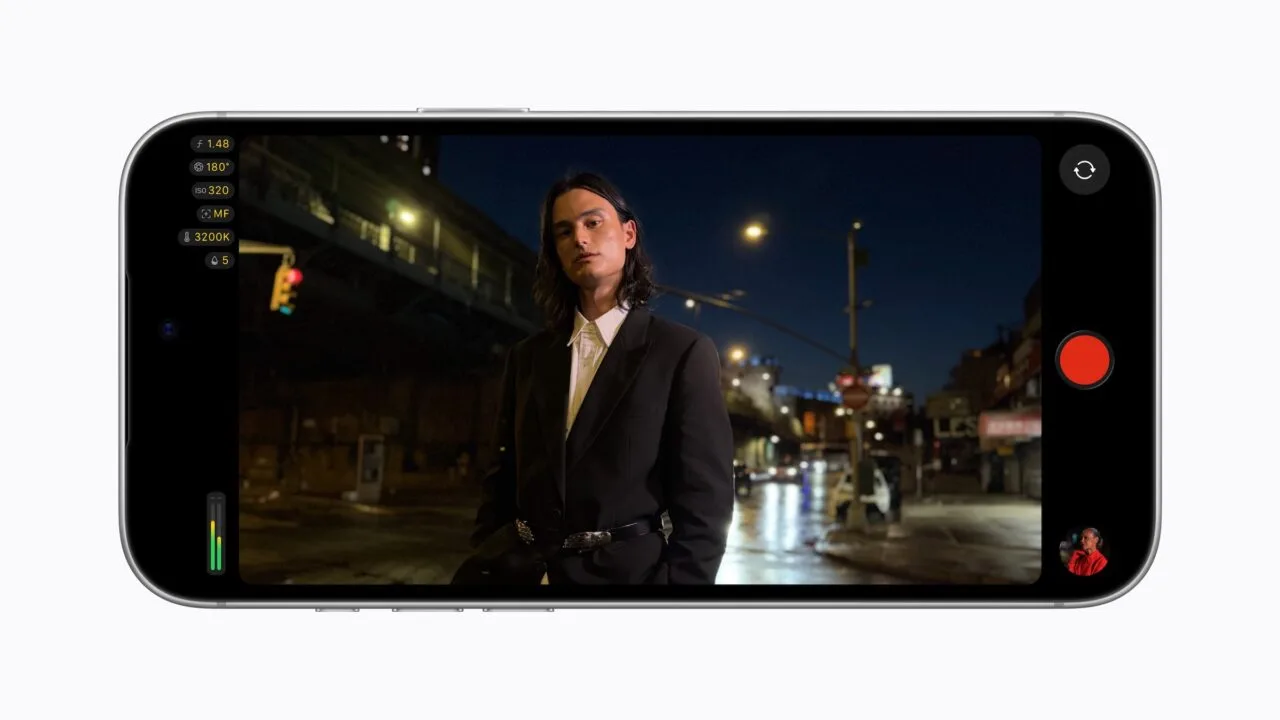 Final Cut Camera auf einem iPhone 18 Pro im Querformat mit eingeblendeter Blende f/1,48 bei einer Nachtaufnahme eines Mannes auf einer Straße in der Stadt