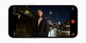 Final Cut Camera auf einem iPhone 18 Pro im Querformat mit eingeblendeter Blende f/1,48 bei einer Nachtaufnahme eines Mannes auf einer Straße in der Stadt