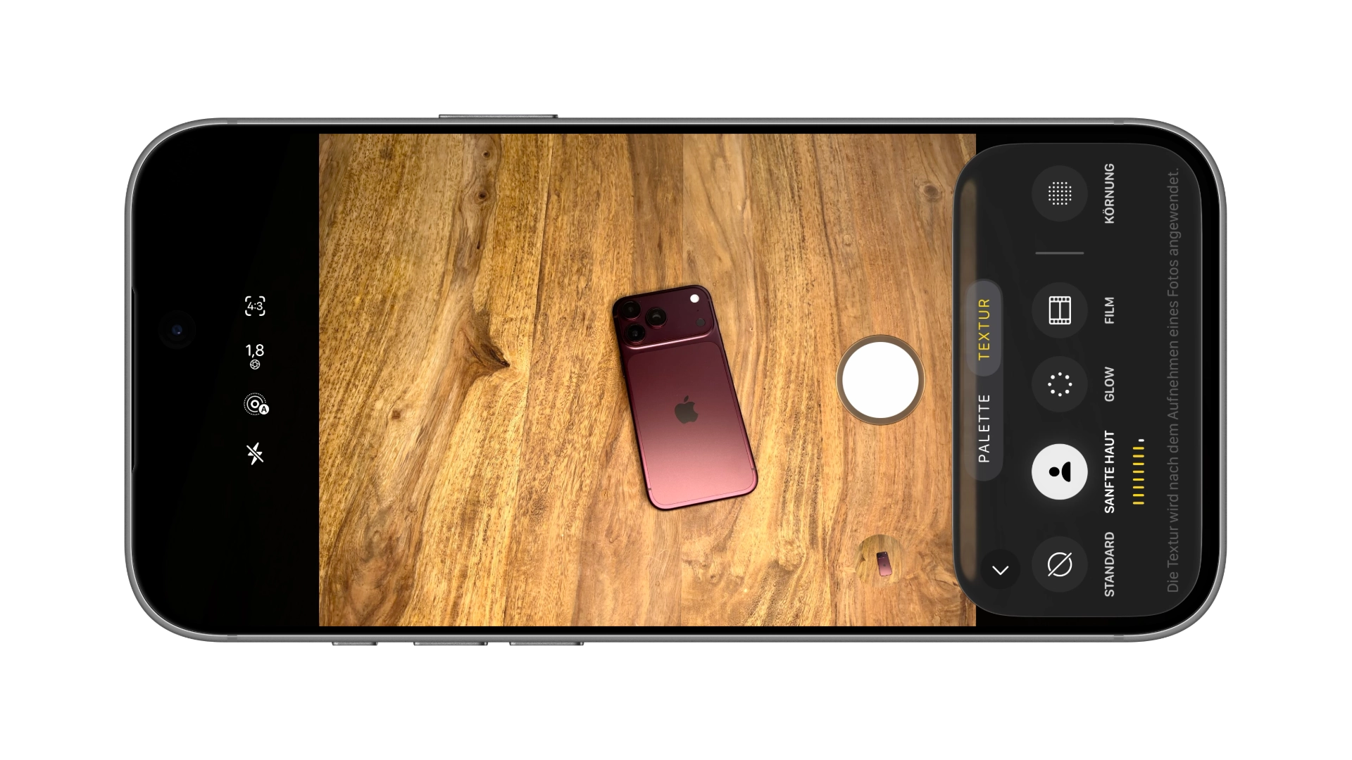 iPhone-Mockup mit der Kamera-App des iPhone 18 Pro: Im Reiter „Textur“ der Fotografischen Stile stehen Standard, Sanfte Haut, Glow, Film und Körnung zur Wahl