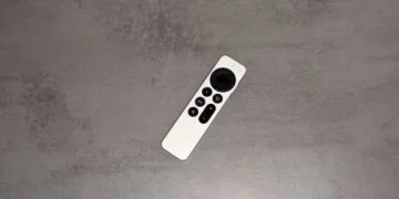 Siri Remote des Apple TV 4K auf grauer Steinoptik – zum Code-Fund zu HomePod mini 2 und Apple TV 4K