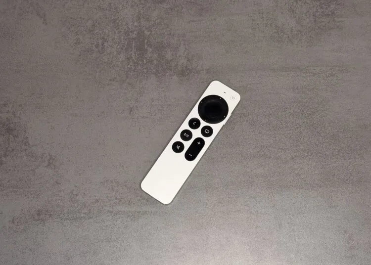 Siri Remote des Apple TV 4K auf grauer Steinoptik – zum Code-Fund zu HomePod mini 2 und Apple TV 4K