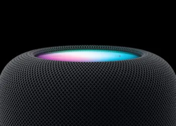 HomePod Siri AI: Oberseite eines HomePod in Mitternacht mit leuchtendem Siri-Ring in Pink und Türkis vor schwarzem Hintergrund